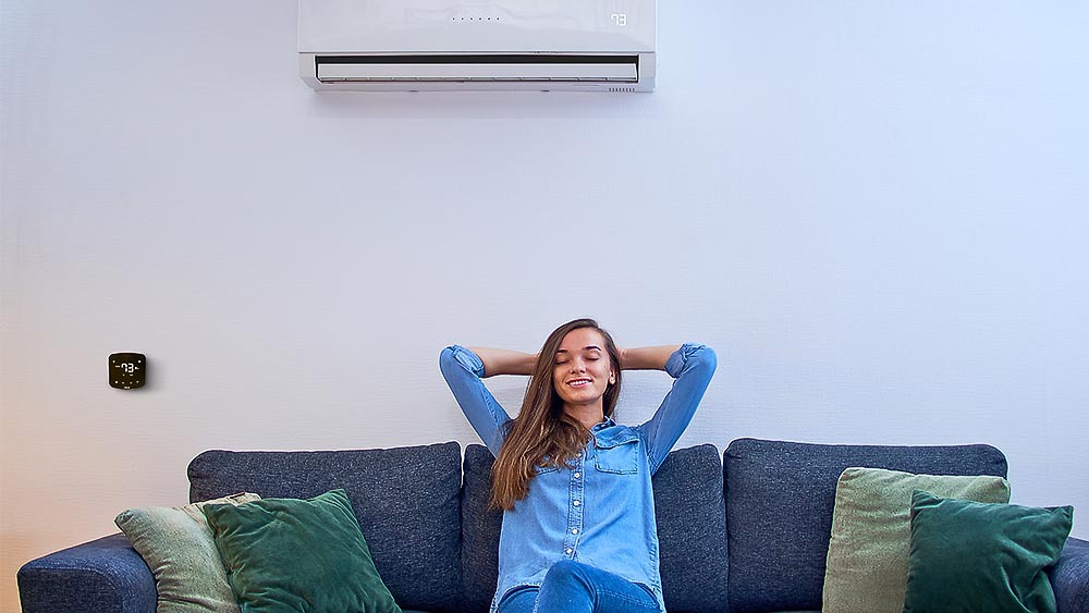 A woman relaxing as Cielo Breez Plus maintains ideal room temperature