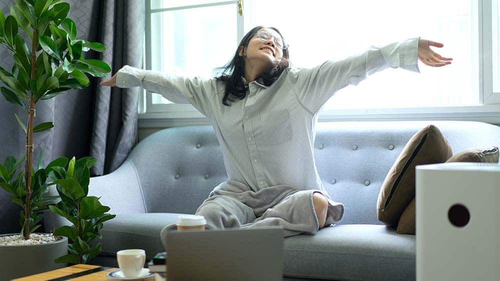 https://cielowigle.com/wp-content/uploads/2021/01/Girl-relaxing-in-her-living-room-1.jpg