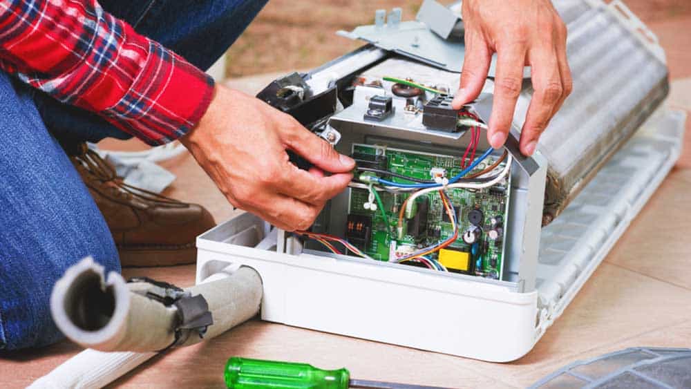 HVAC expert checking air conditioner for issue. 