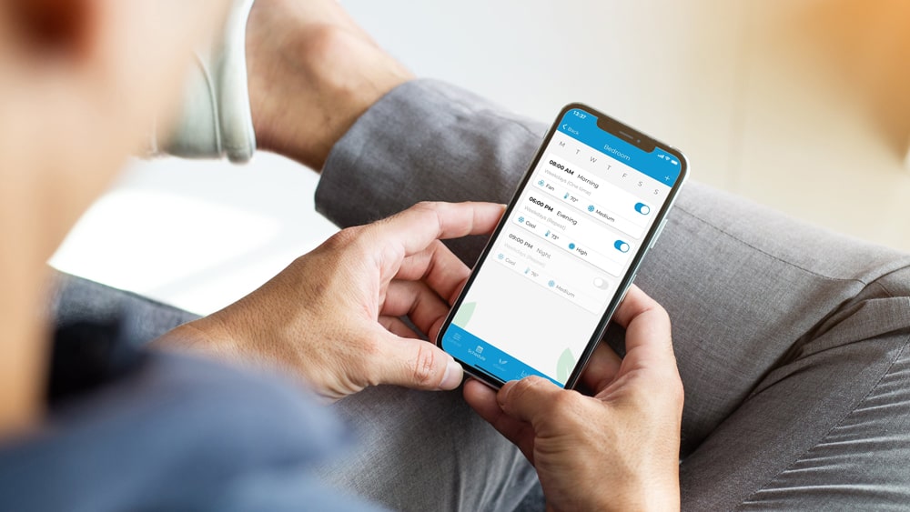A person setting up AC schedule on Cielo home app